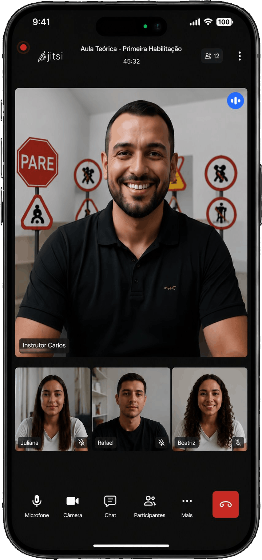 Instrutor explicando placas de trânsito ao vivo, por videochamada, para a turma.
